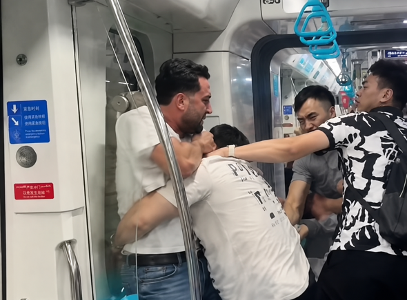 Sosyal medyayı sallayan kavga! Marmaray’da yolcular birbirine girdi! Güvenlikçi bir yumrukla yere serdi - Resim : 2