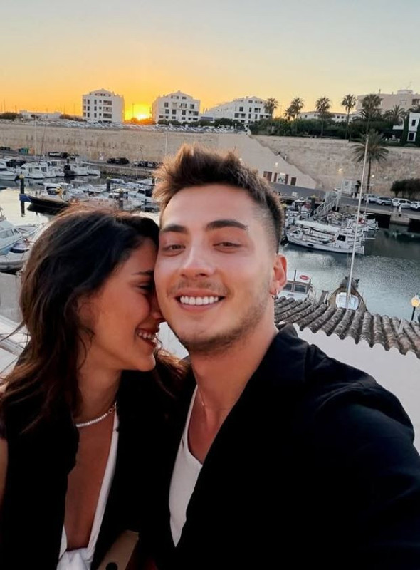 Dizi aşkı gerçek olmuştu! Atakan Özkaya ile Dilin Döğer'dan İspanya kaçamağı: Romantik kareleri sosyal medyayı salladı - Resim: 4