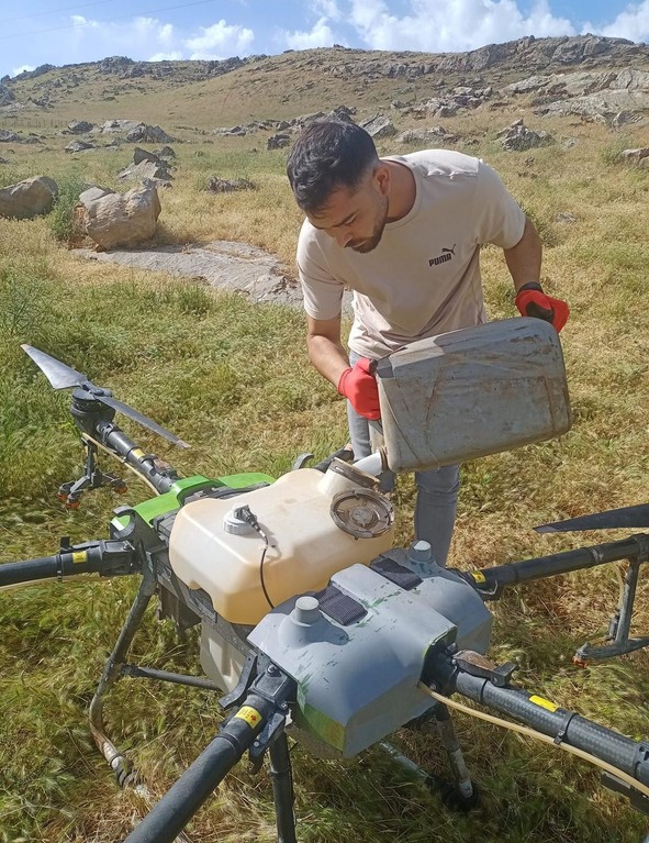 Siirt'te ilk defa tarımsal alanların üzerinde dev dron uçuruldu. Büyük oranda işe yaradı, çalışmalar devam edecek - Resim : 3