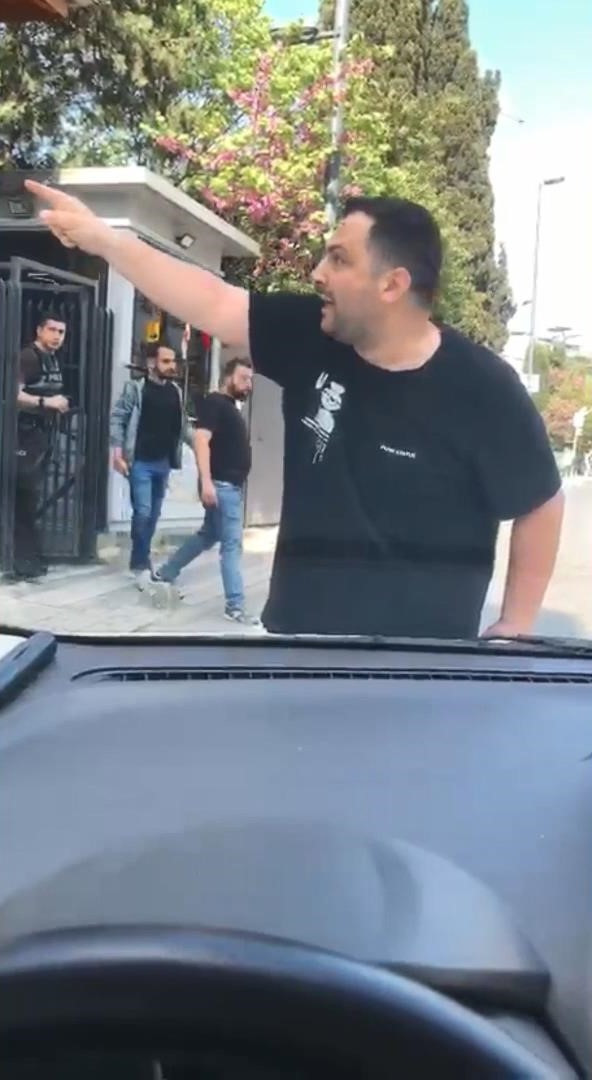 Üsküdar'da maganda dehşeti! Araçtan indi, camı ve kaputu yumrukladı: Karakola gel - Resim : 2