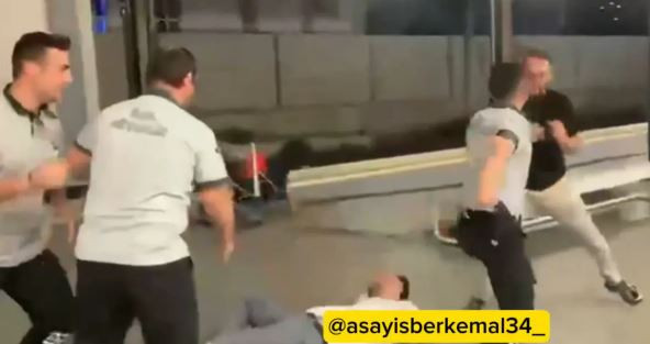 Sosyal medyayı sallayan kavga! Marmaray’da yolcular birbirine girdi! Güvenlikçi bir yumrukla yere serdi - Resim : 1
