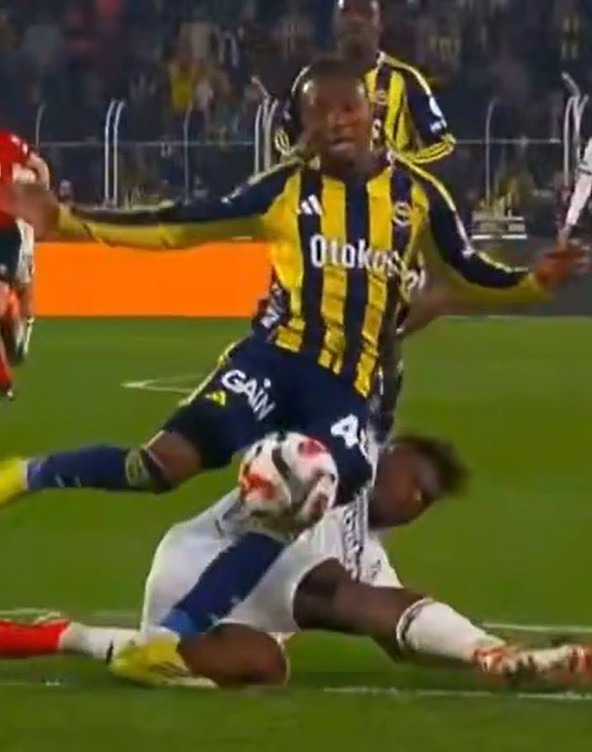 Fenerbahçe'nin kazandığı penaltıda karar doğru mu? Eski hakemler kararını verdi! - Resim : 4