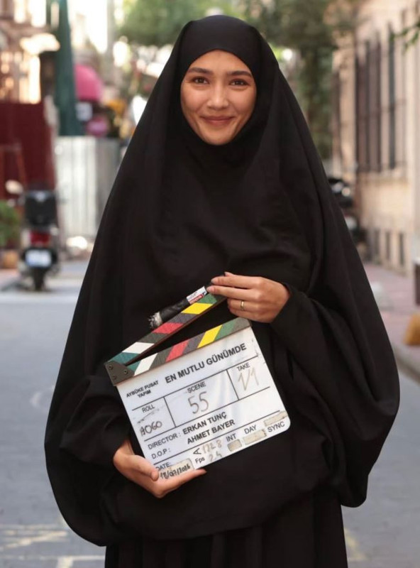 Aybüke Pusat rolü için çarşafa girdi! Setten kareleri büyük yankı uyandırdı - Resim: 3