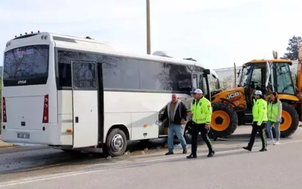 Antalya'da faciadan dönüldü: Midibüs ile iş makinesi çarpıştı! 15 çocuk yaralandı - Resim : 1