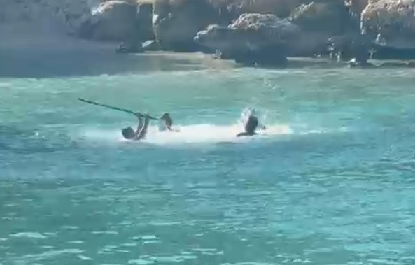 Mersin'de deniz ortasında sopalı kavga: O anlar kamerada - Resim : 1