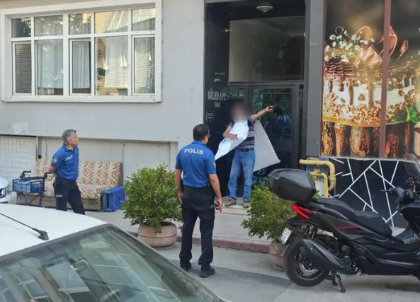 Üzerine pankart astı, kendini bıçağa sokağa attı! Polis durdurmak için dakikalarca uğraştı - Resim : 1