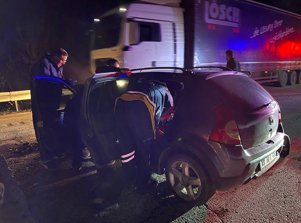 Otomobil tıra arkadan çarptı: Feci kazada sürücü kurtarılamadı - Resim : 1
