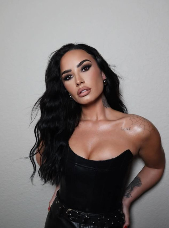 Ünlü şarkıcı Demi Lovato'dan nefes kesen balayı pozları! - Resim: 1