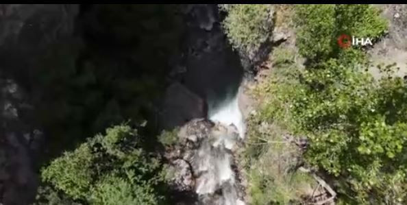 Erzincan’da 10'larcası doğal güzelliğiyle kendisine hayran bırakan kanyonda ortaya çıktı. 10'lar manzaraya daha da güzellik kattı - Resim: 3