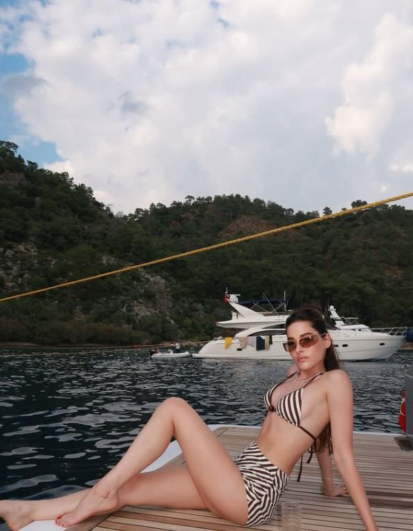 Simay Barlas'tan yürek hoplatan tatil paylaşımı! Bikinili pozlarını peş peşe paylaştı, kusursuz fiziği mest etti - Magazin Haberleri - TV100