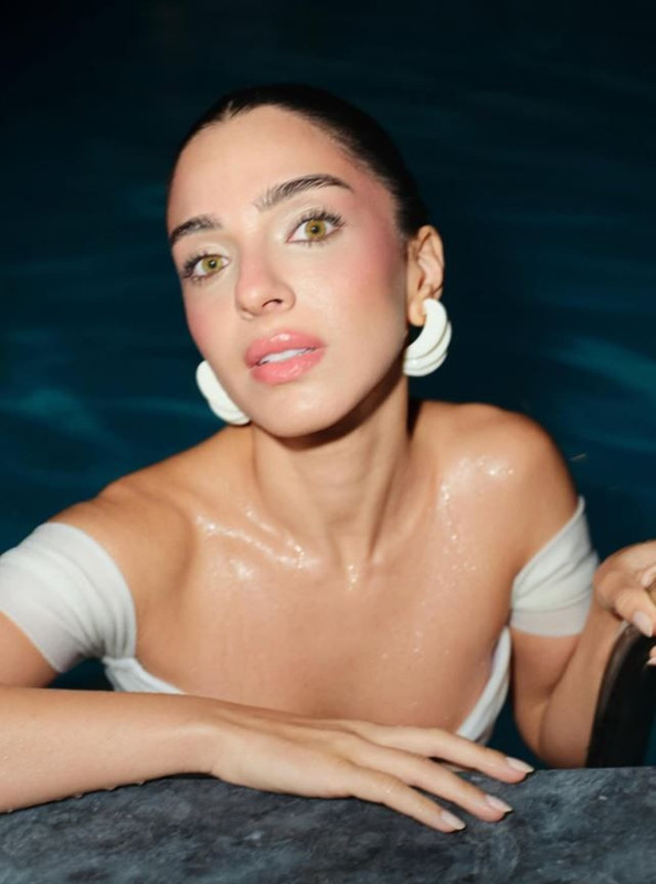 Oyuncu Begüm Akkaya'dan nefes kesen havuz pozları! Beyaz bikinisiyle fırtınalar estirdi - Resim: 4