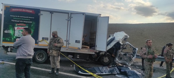 Van'da korkunç kaza! Minibüs ile kamyon çarpıştı! Çok sayıda ölü var! - Resim : 1