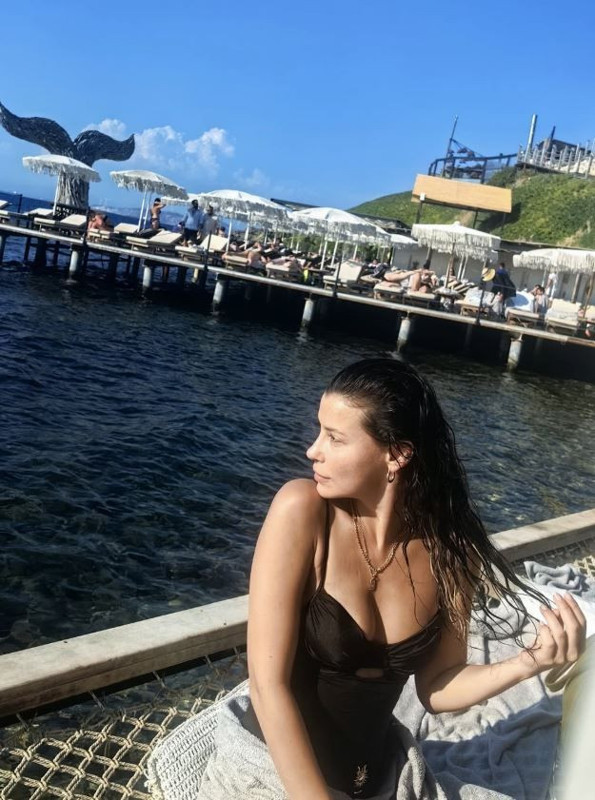Müjde Uzman'dan olay tatil paylaşımı! Bikinisiyle sere serpe uzandı, fit vücudu dikkat çekti - Resim: 5