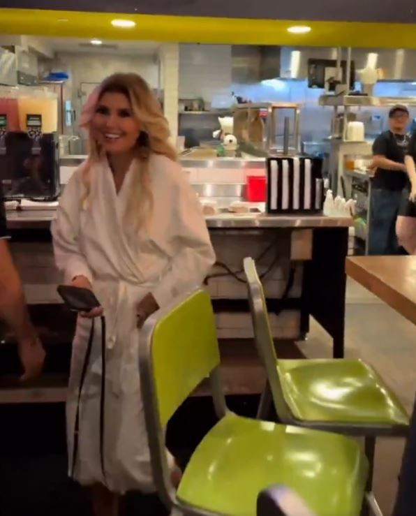 Gülben Ergen'den şoke eden hareket! Bornozuyla hamburgerciye gitti, o anlar sosyal medyada gündem oldu - Resim: 3