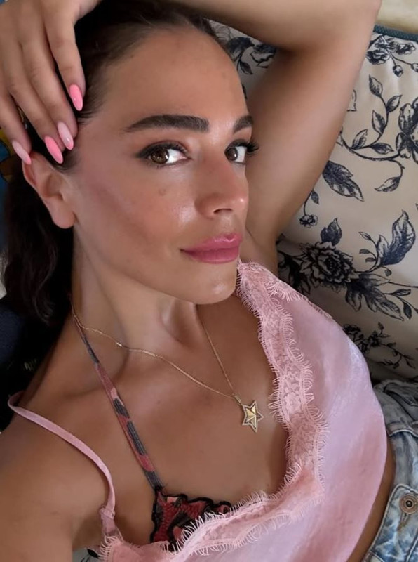 Kırgın Çiçekler'in Feride'si İpek Karapınar'dan bebek müjdesi: Cinsiyetini açıkladı - Resim: 3