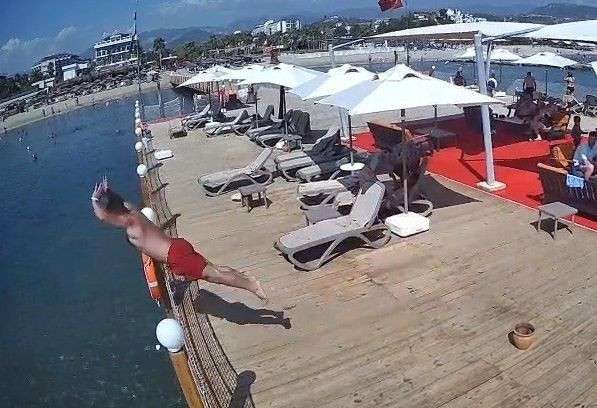 ÖLÜME ATLAYIŞ! Antalya tatili faciayla bitti: O anlar saniye saniye kamerada - Resim: 4