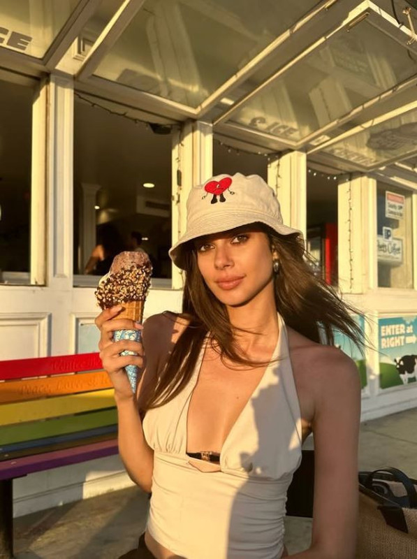 Deren Talu'dan iddialı havuz paylaşımı! Pembe bikinisiyle pozlar verdi, fit vücudu sosyal medyayı yaktı geçti - Resim: 2