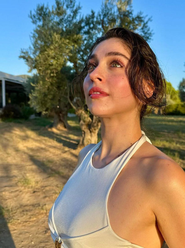 Cemre Baysel'in yeni tatil rotası belli oldu! İddialı pozlarıyla sosyal medyayı yıktı geçti - Resim: 3