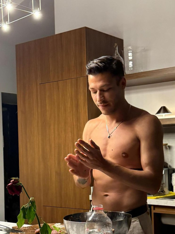Kubilay Aka yarı çıplak yemek yaptı! "Oğlum üşüteceksin, bir şey giy üzerine” - Resim: 3