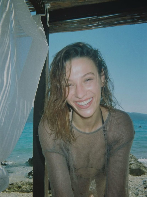 Sümeyye Aydoğan'dan cesur tatil paylaşımı! Bikinili pozları sosyal medyaya damga vurdu - Resim: 4