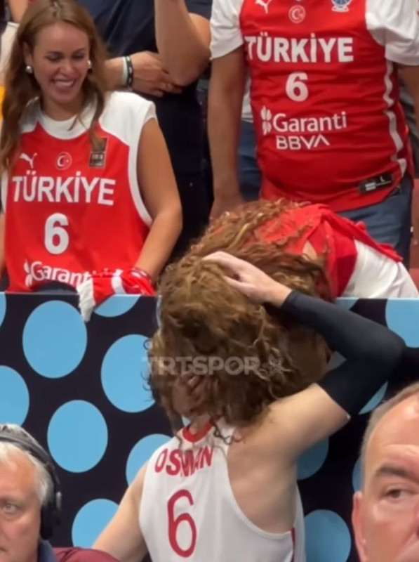 Cedi Osman ve Ebru Şahin'in duygusal anları! Maç sonunda hüngür hüngür ağladı, eşini teselli etti - Resim: 4