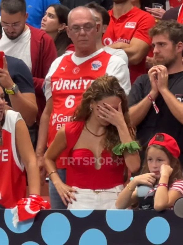 Cedi Osman ve Ebru Şahin'in duygusal anları! Maç sonunda hüngür hüngür ağladı, eşini teselli etti - Resim: 2