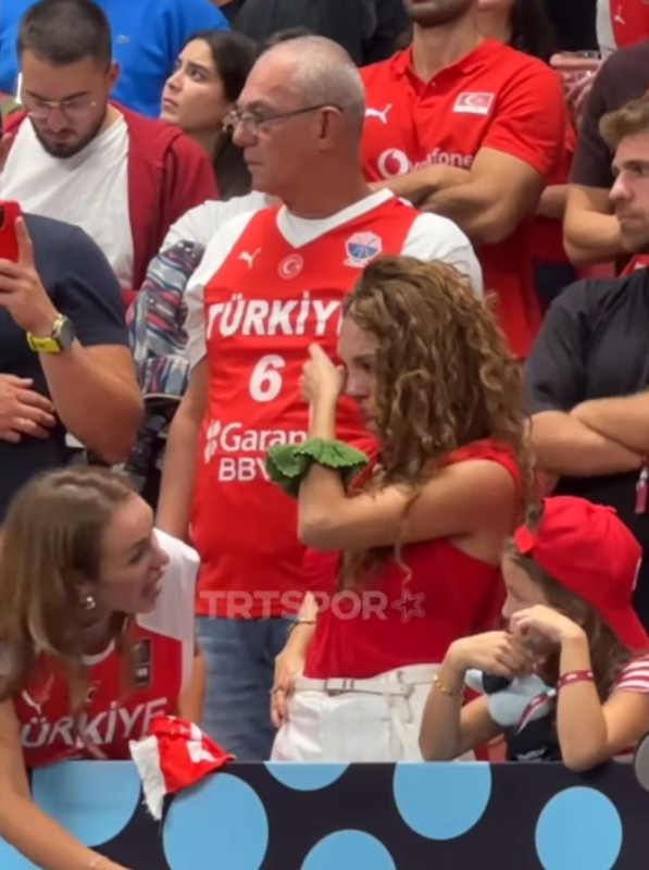 Cedi Osman ve Ebru Şahin'in duygusal anları! Maç sonunda hüngür hüngür ağladı, eşini teselli etti - Resim: 3