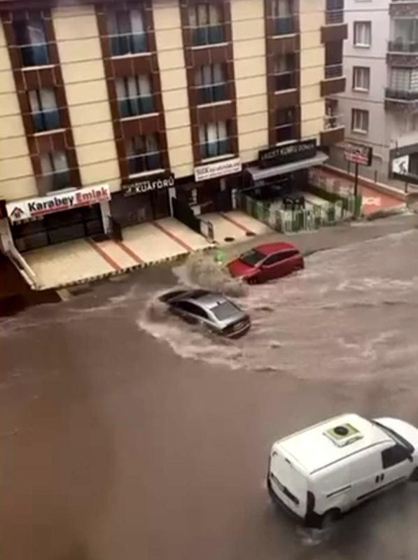 Ankara'da sel felaketi! Yol çöktü, araç çukura düştü - Resim: 3