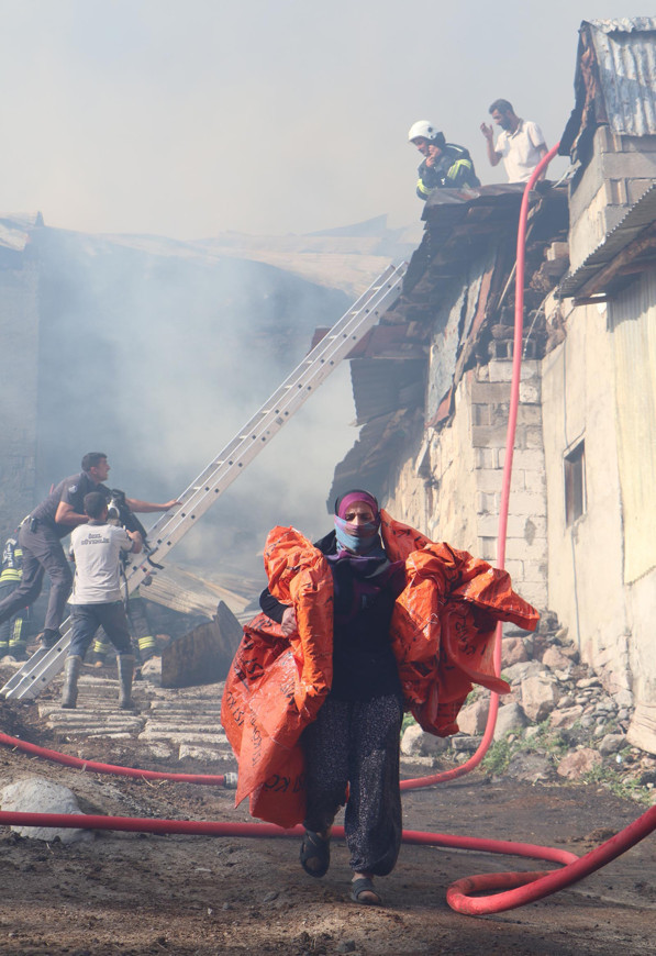 Erzurum’da yangın faciası! 12 ev ve 10’a yakın ahır yandı: Çok sayıda büyükbaş hayvan öldü - Resim : 4