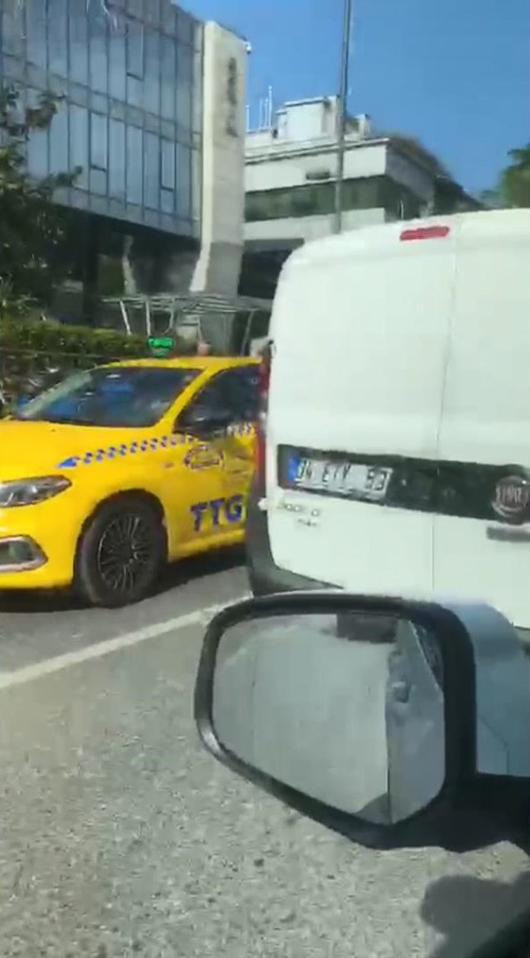 Üsküdar'da maganda dehşeti! Araçtan indi, camı ve kaputu yumrukladı: Karakola gel - Resim : 1