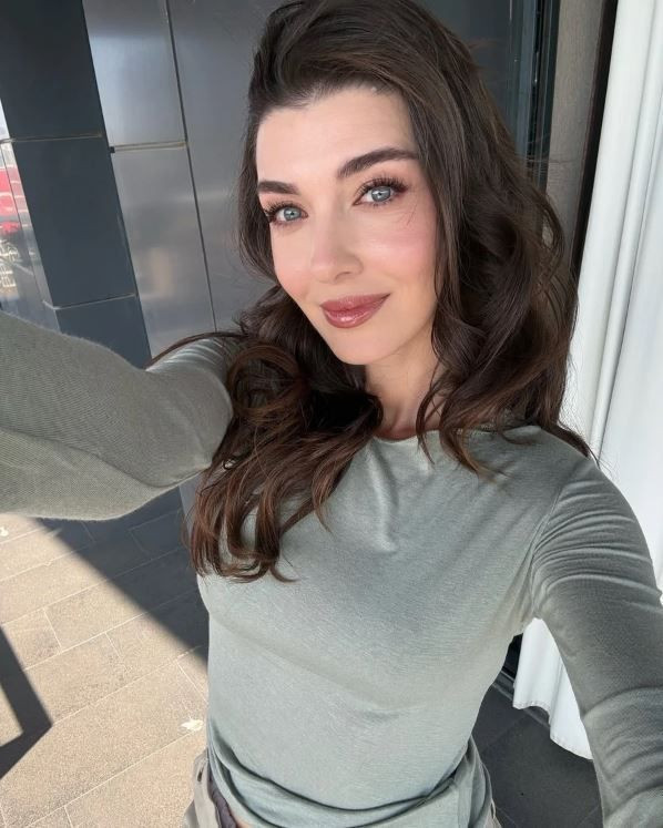 Aslıhan Güner kız kardeşleriyle poz verdi! Benzerlikleri görenleri şoke etti! "Üçüz gibiler" - Resim: 1