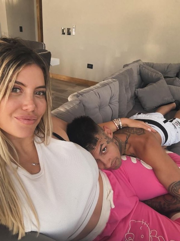 Wanda Nara genç sevgilisiyle tatile çıktı! Bikinisiyle sere serpe uzandı! O halleri sosyal medyayı kasıp kavurdu - Resim: 8