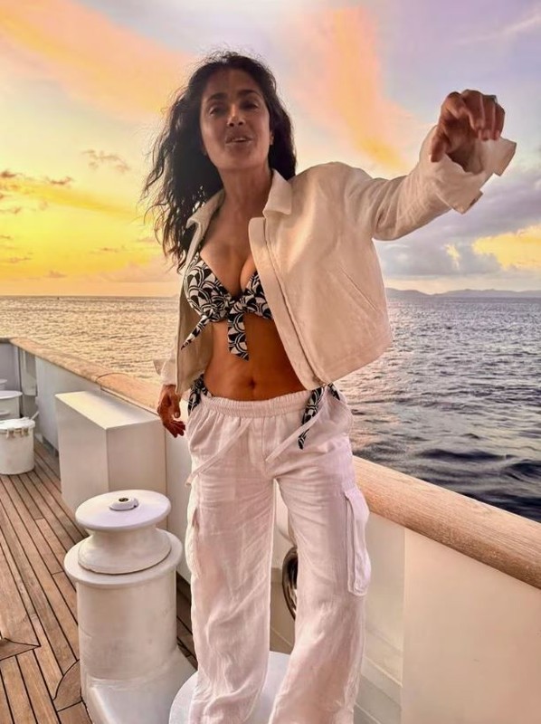 Salma Hayek bikinili pozlarıyla mest etti! 58 yaşındaki oyuncunun fit görünümünün sırrı ortaya çıktı - Resim: 5