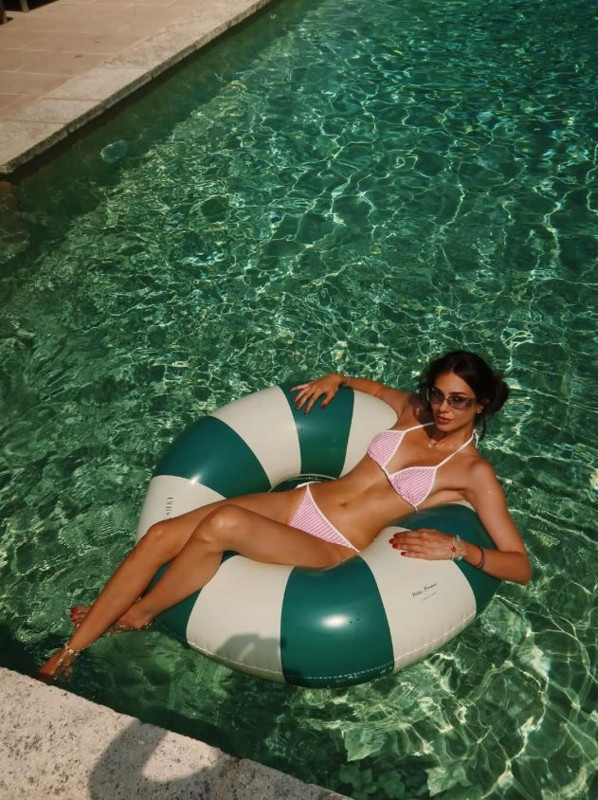 Deren Talu'dan iddialı havuz paylaşımı! Pembe bikinisiyle pozlar verdi, fit vücudu sosyal medyayı yaktı geçti - Resim: 3