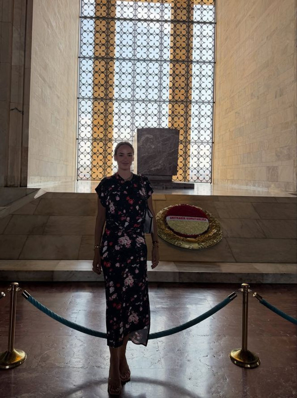 Seda Bakan ailesiyle birlikte Anıtkabir'i ziyaret etti - Resim: 2