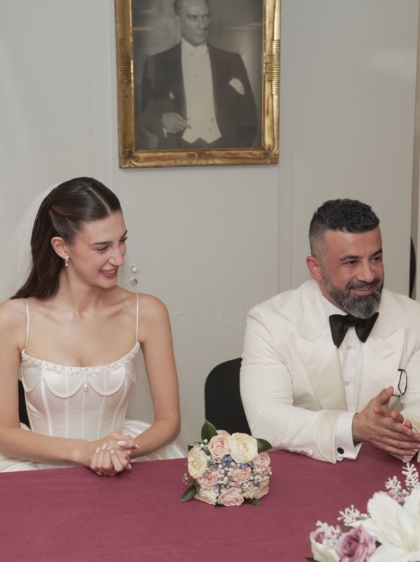 Nişan yüzüklerini Çağatay Ulusoy takmıştı! Paris'te evlendiler - Resim: 5
