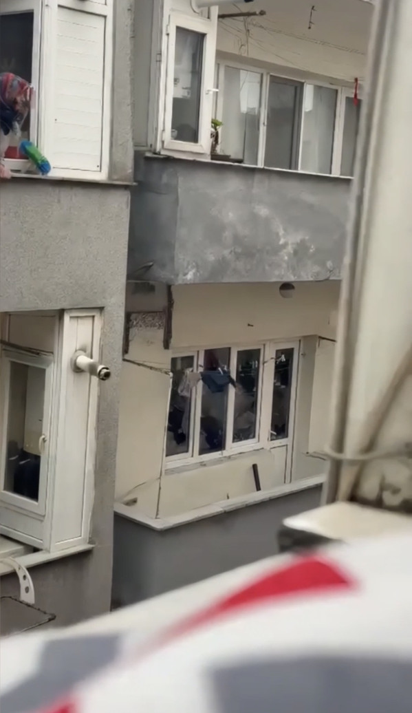 Sinir krizi geçirdi, ne var ne yoksa kaldırıp aşağı attı! Mahalleli ayağa kalktı - Resim : 2