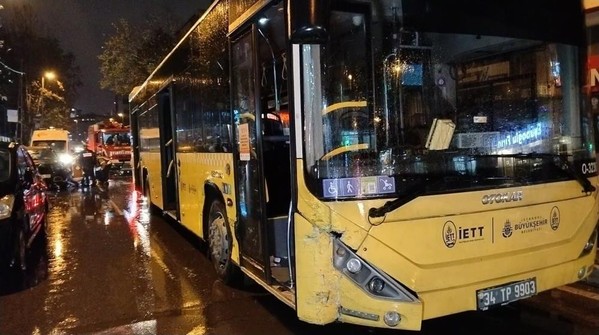 İstanbul'da yürekleri ağza getiren kaza! İETT otobüsü araca çarptı - Resim : 1