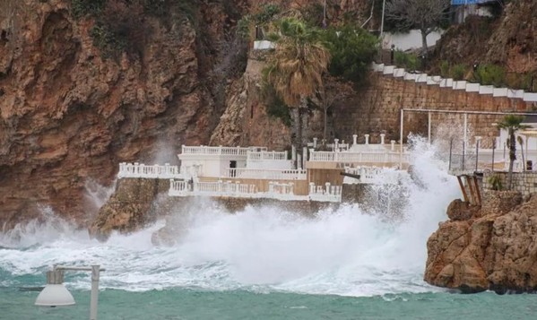 Antalya'da fırtına! Dev dalgalar 30 metre havaya yükseldi - Resim : 1