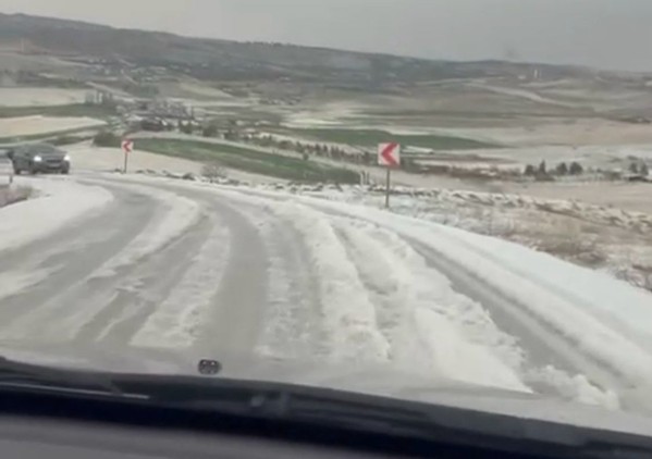 Meteoroloji uyarmıştı! Ankara'yı sağanak ve dolu vurdu: Yollar göle döndü - Resim : 1