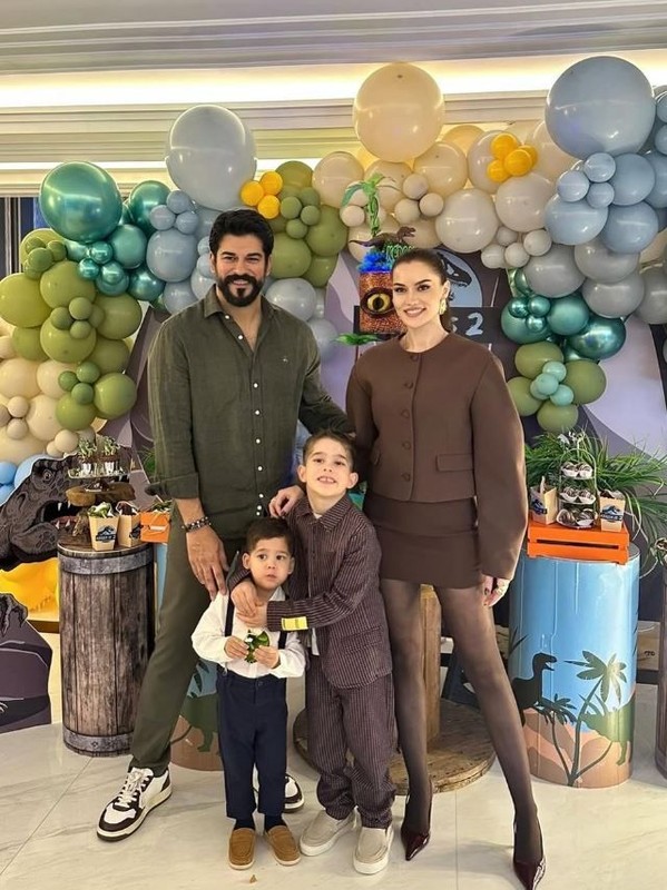 Fahriye Evcen ve Burak Özçivit'in ailecek kar keyfi! Çocuklarıyla pozları büyük beğeni topladı - Resim: 2