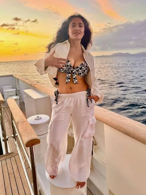 Salma Hayek bikinili pozlarıyla mest etti! 58 yaşındaki oyuncunun fit görünümünün sırrı ortaya çıktı - Resim: 6