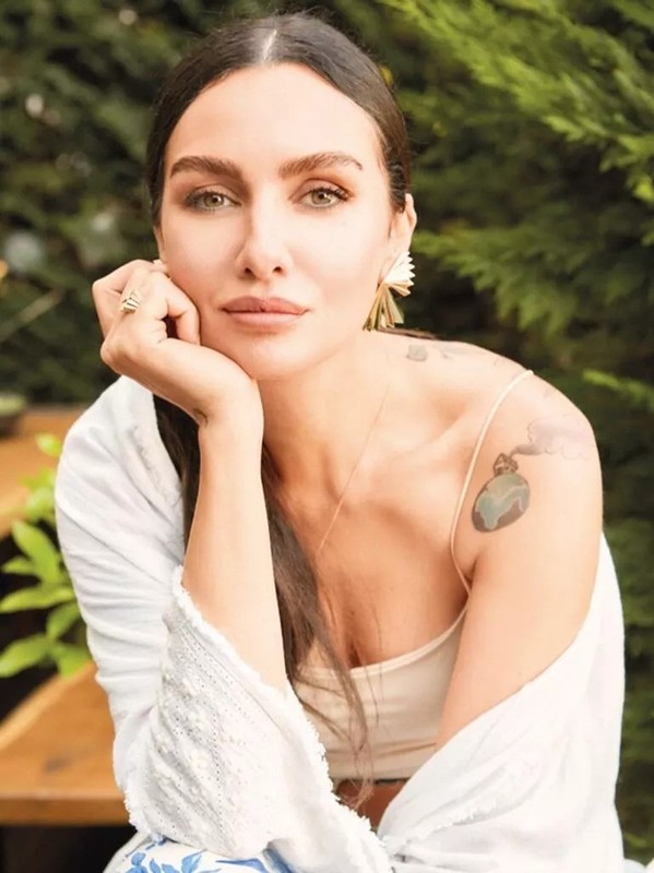Birce Akalay'ın Cannes çıkarması! Derin göğüs dekolteli elbisesiyle kırmızı halıya damga vurdu - Resim: 1