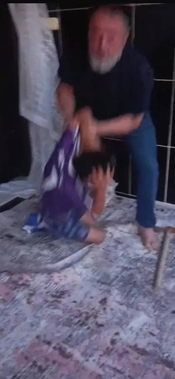 Konya’da amca dehşeti: Yeğenini tekme tokat dövüp yere fırlattı! Görüntüler kan dondurdu - Resim : 1