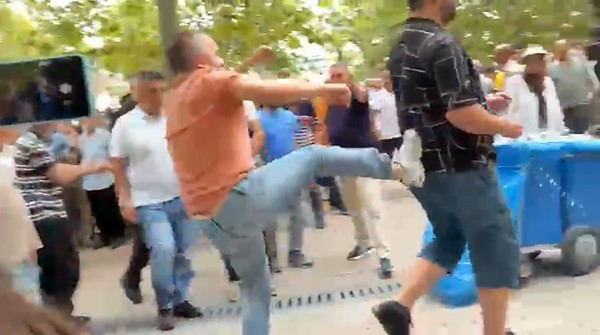Özgür Özel'in cuma namazı çıkışı ortalık biranda karıştı! Mustafa Sarıgül vatandaşa tekme attı - Resim : 2