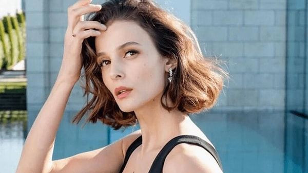 Büşra Develi Mısır'da cesur elbisesiyle boy gösterdi - Resim: 6