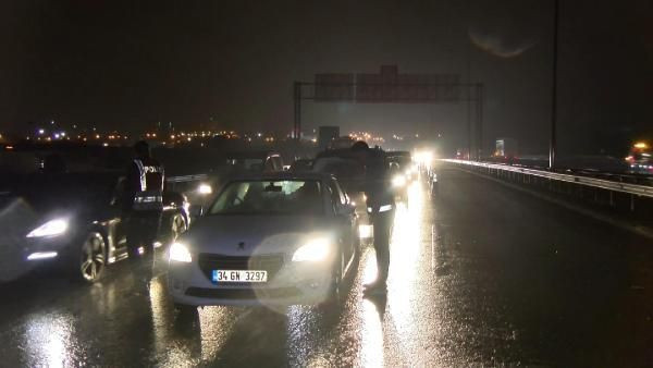 İstanbul çıkışında 65 yaş trafiği! Yollar kilit - Resim: 3
