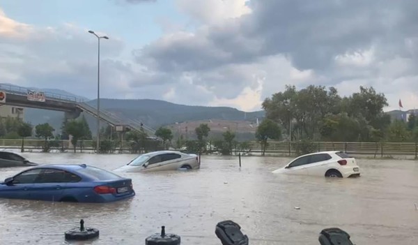 Bir kentimizde yağış hayatı felç etti! Onlarca ihbar yağdı - Resim : 1