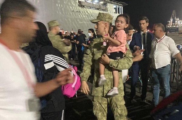 TCG Bayraktar Beyrut'taki Türkleri Mersin'e getirdi - Resim : 3