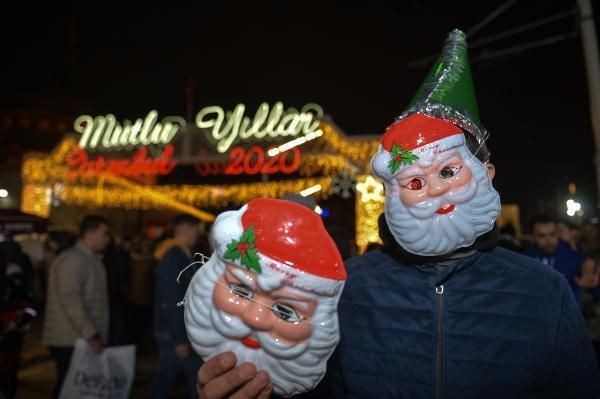 Çiğ köfte, halay, türkü... Türkiye yeni yıla Merhaba dedi! - Resim: 6